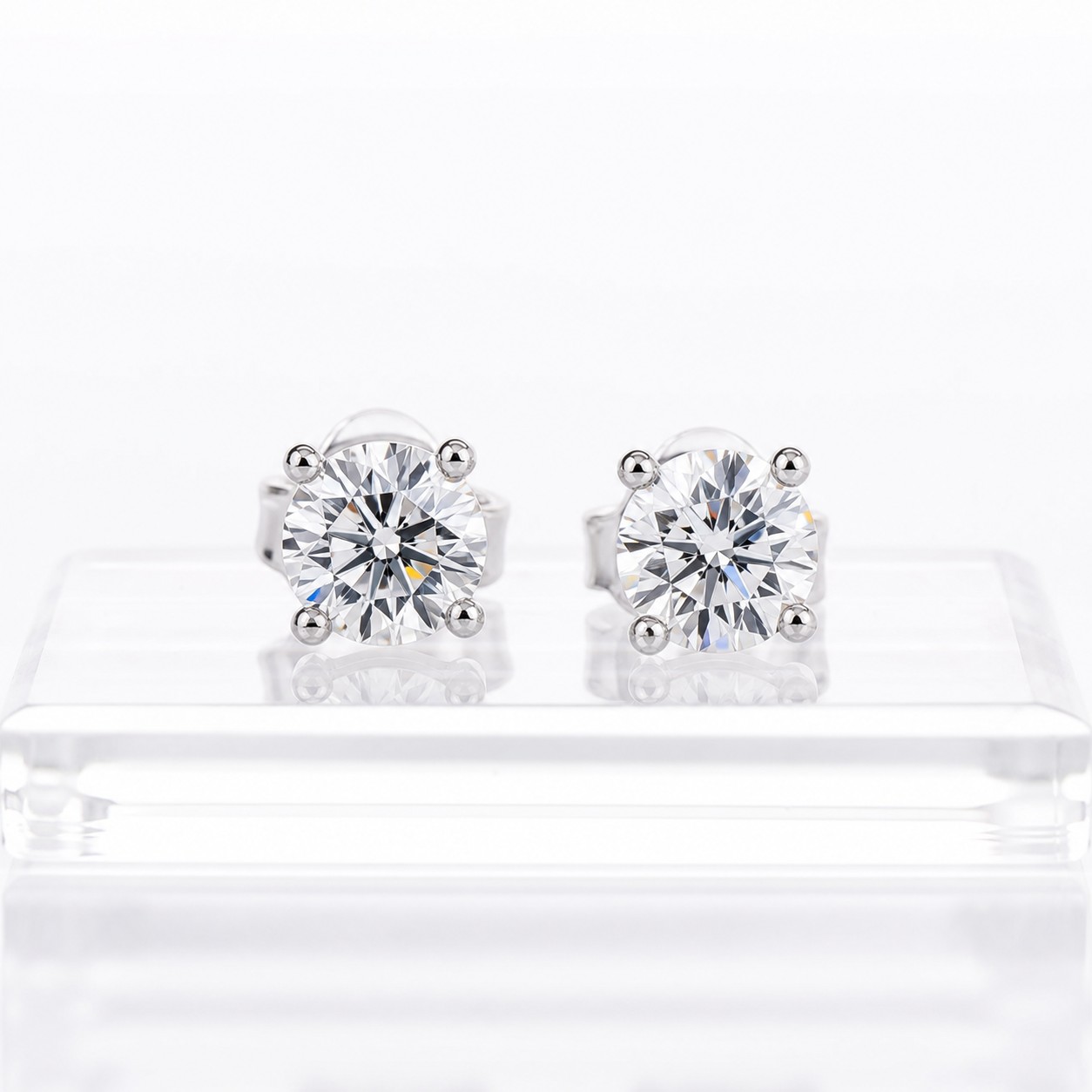 Bông tai solitaire Moissanite vàng trắng 14K